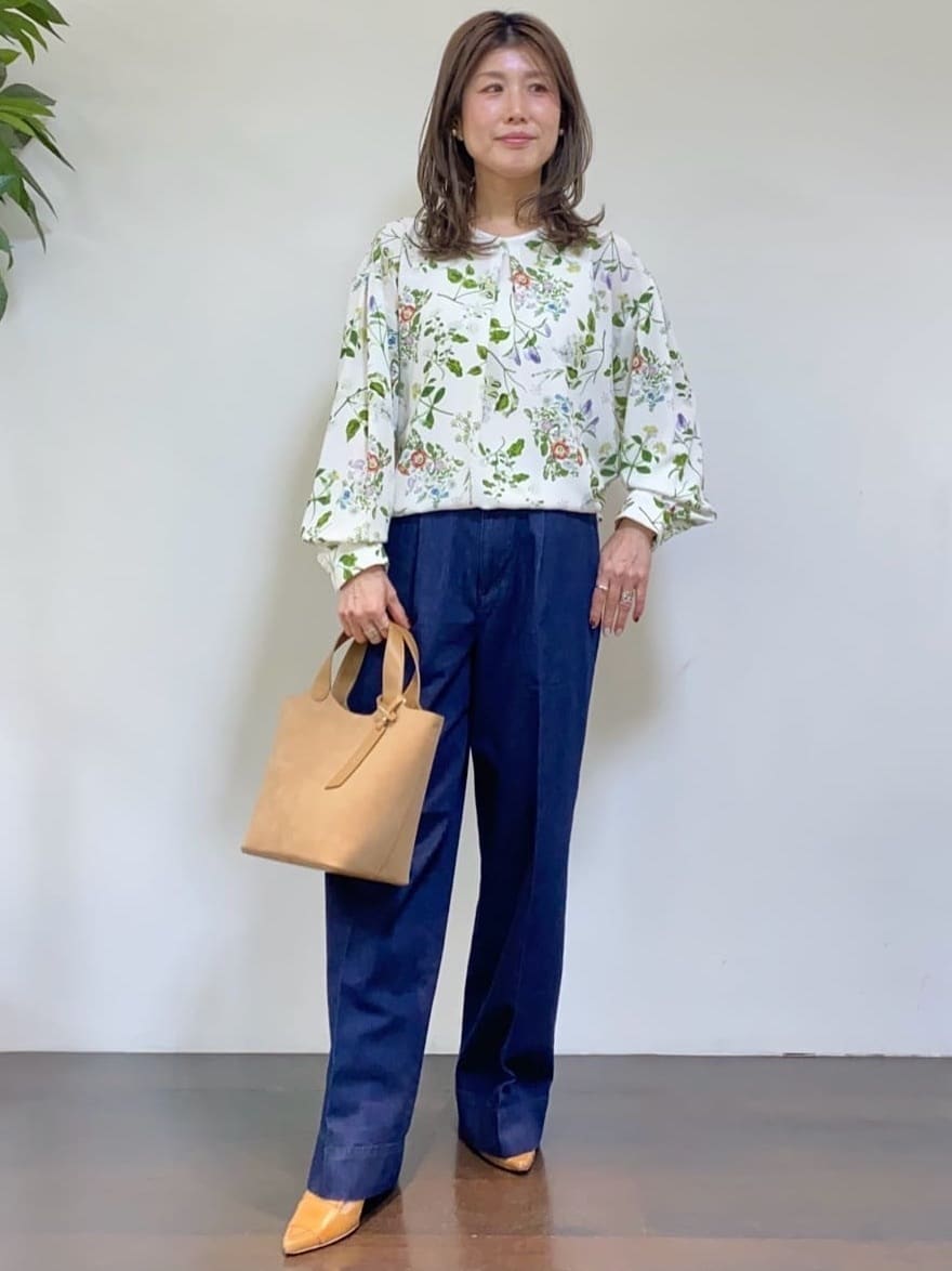 tomoさんの「UNTITLED｜【花柄/洗える】ボタニカルブラウス」を使ったコーディネート