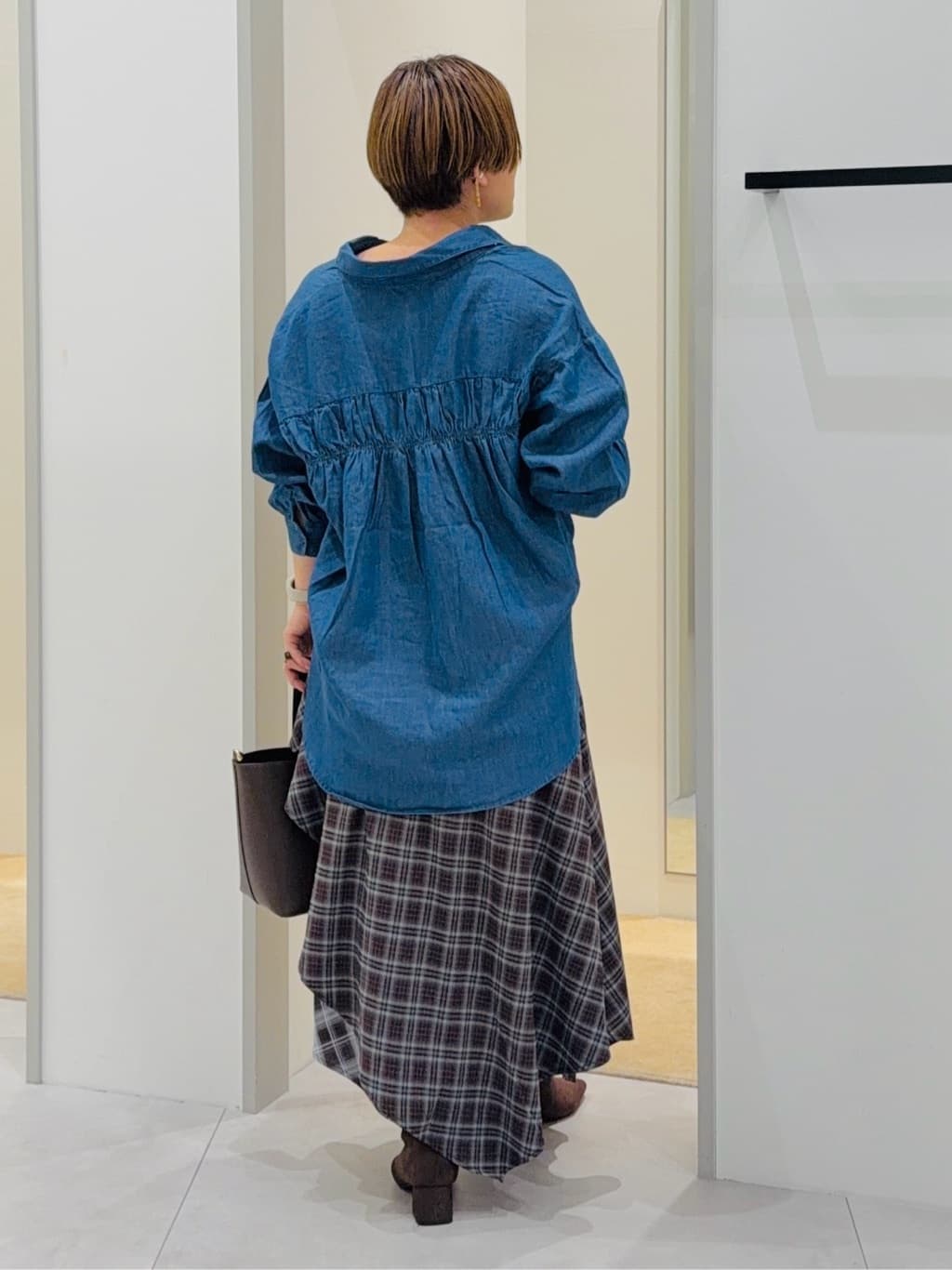 タナさんの「THE SHOP TK｜【後ろ姿もサマになる】バックシャーリングシャツ」を使ったコーディネート