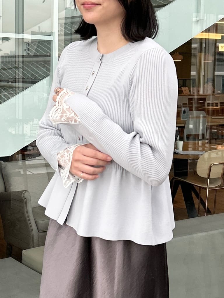shinoさんの「Couture brooch｜【大人かわいい・洗える】ペプラムニットカーディガン」を使ったコーディネート
