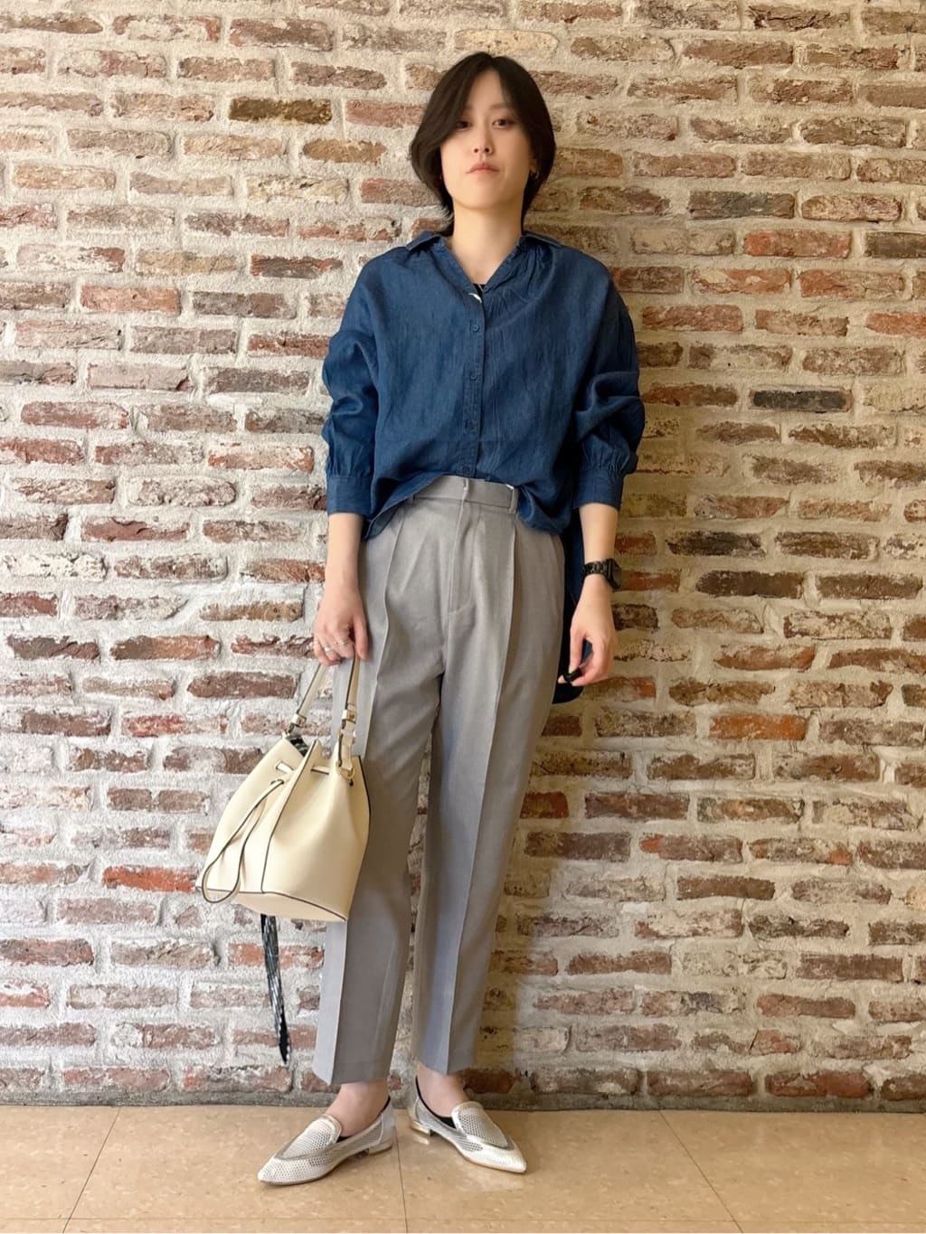 しばさんの「THE SHOP TK｜【後ろ姿もサマになる】バックシャーリングシャツ」を使ったコーディネート
