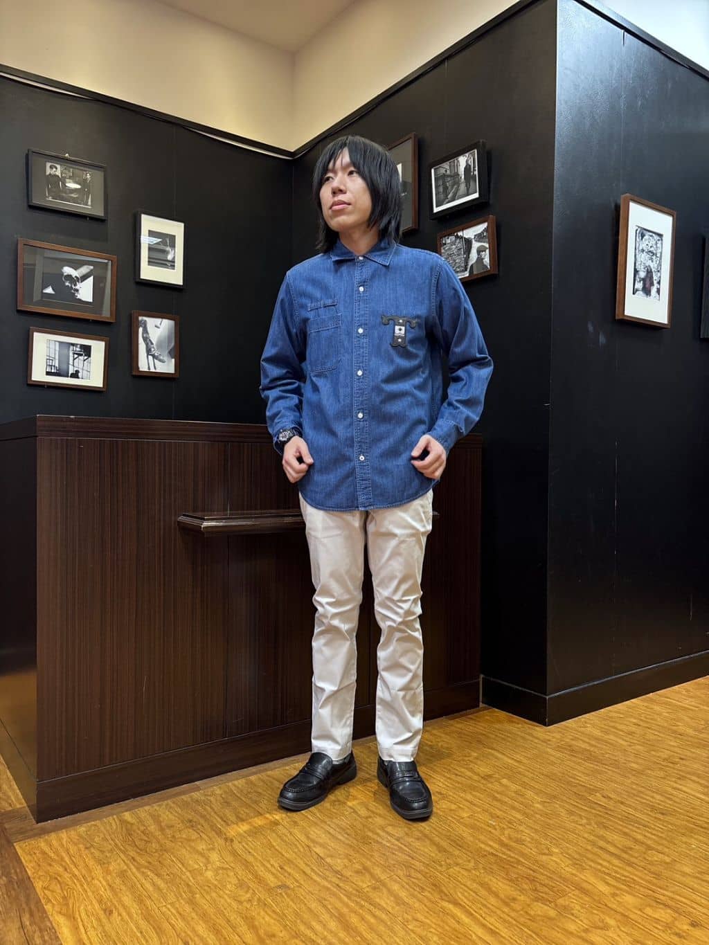 moritaさんの「TAKEO KIKUCHI｜【BOWLER HAT LABEL】Tエンブレム デニムシャツ」を使ったコーディネート