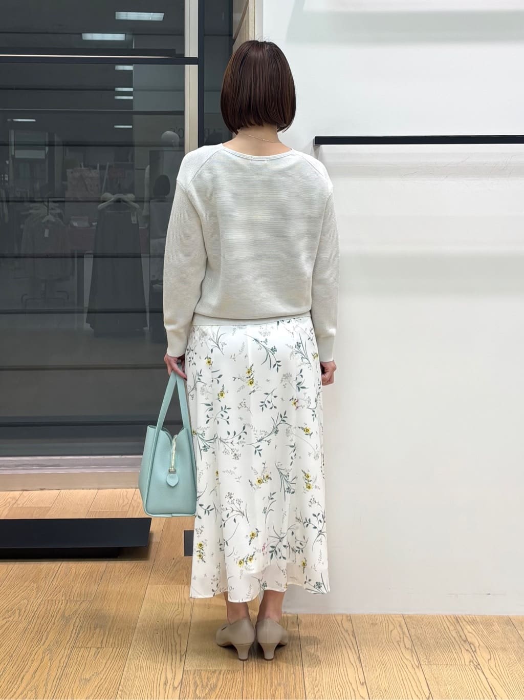 asamiさんの「INDIVI｜【洗える／軽量】きらめきVネックニット」を使ったコーディネート