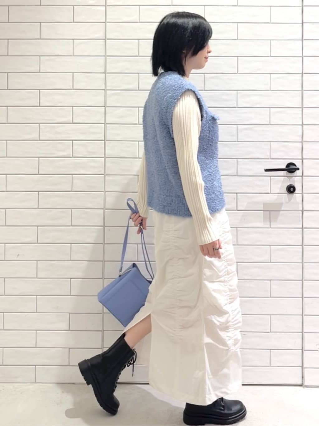 しおりさんの「OPAQUE.CLIP｜変形金ボタンニットベスト【洗濯機OK】」を使ったコーディネート