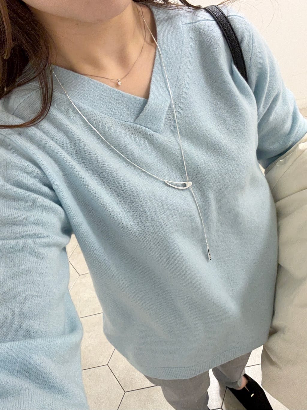 kahoさんの「INDIVI｜【洗える／チュニック丈／カシミヤ混】スリットデザインVネックニット」を使ったコーディネート