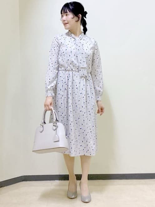  beni_gingerさんの「Reflect｜【セレモニー／通勤／おでかけに◎】フラワープリントボウタイワンピース」を使ったコーディネート