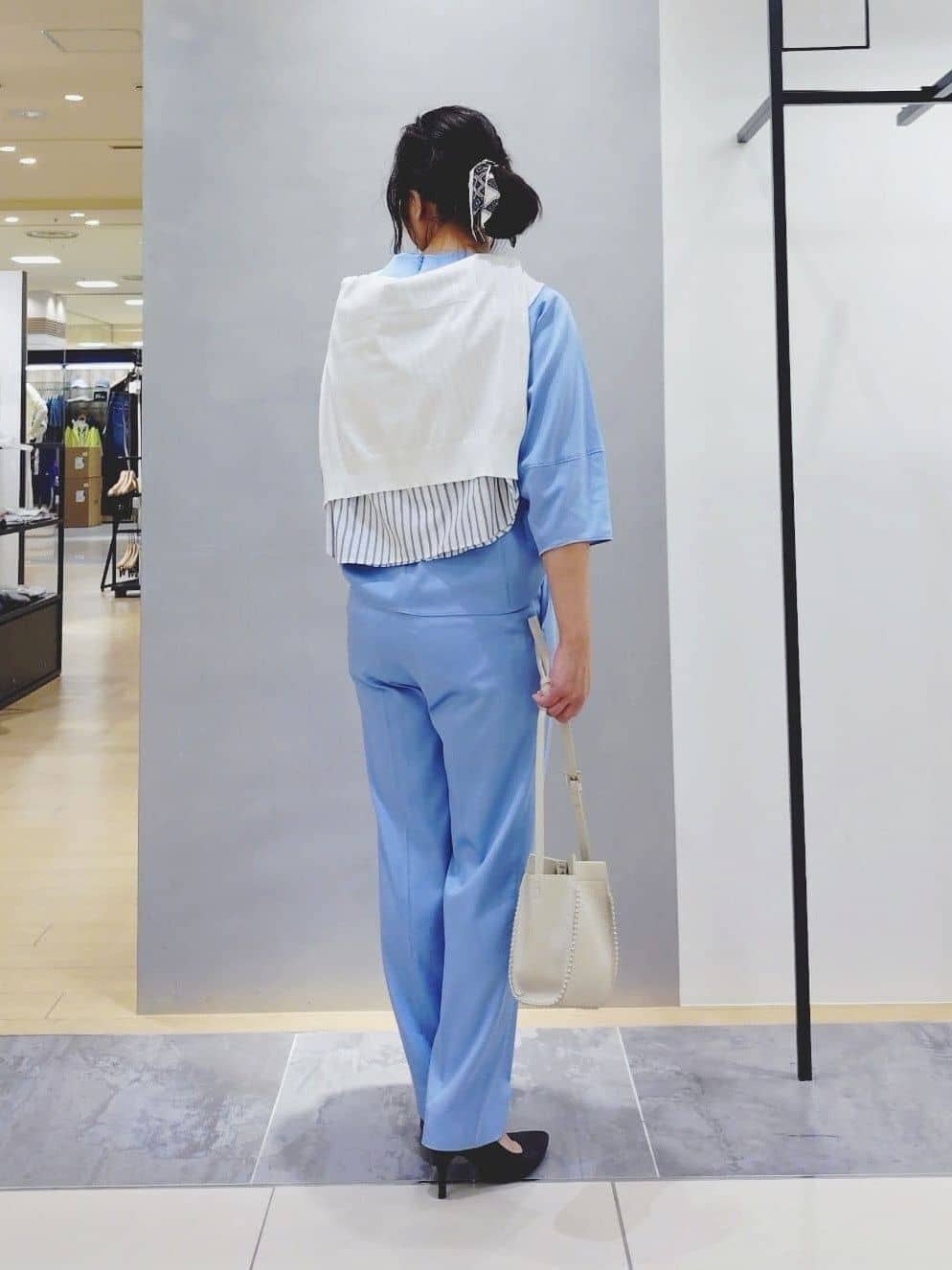 TOMOMIさんの「INDIVI｜【洗える／UVケア／SETUP可能】デニムライクテーパードパンツ」を使ったコーディネート