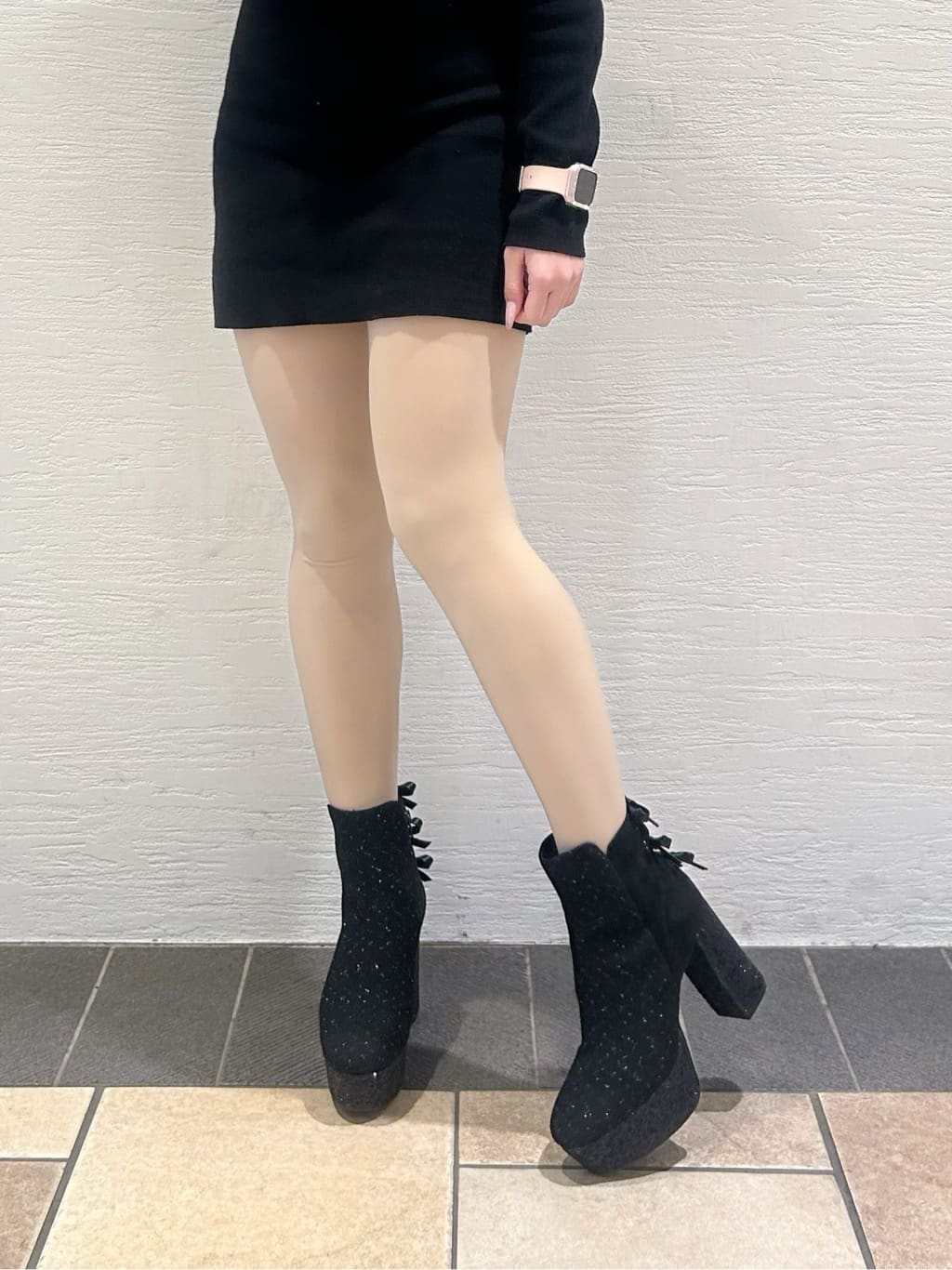 ゆうりさんの「ESPERANZA｜【ラク盛り/ショートブーツ】リピーター続出／脚長美脚 バックリボングリッターヒールショートブーツ」を使ったコーディネート