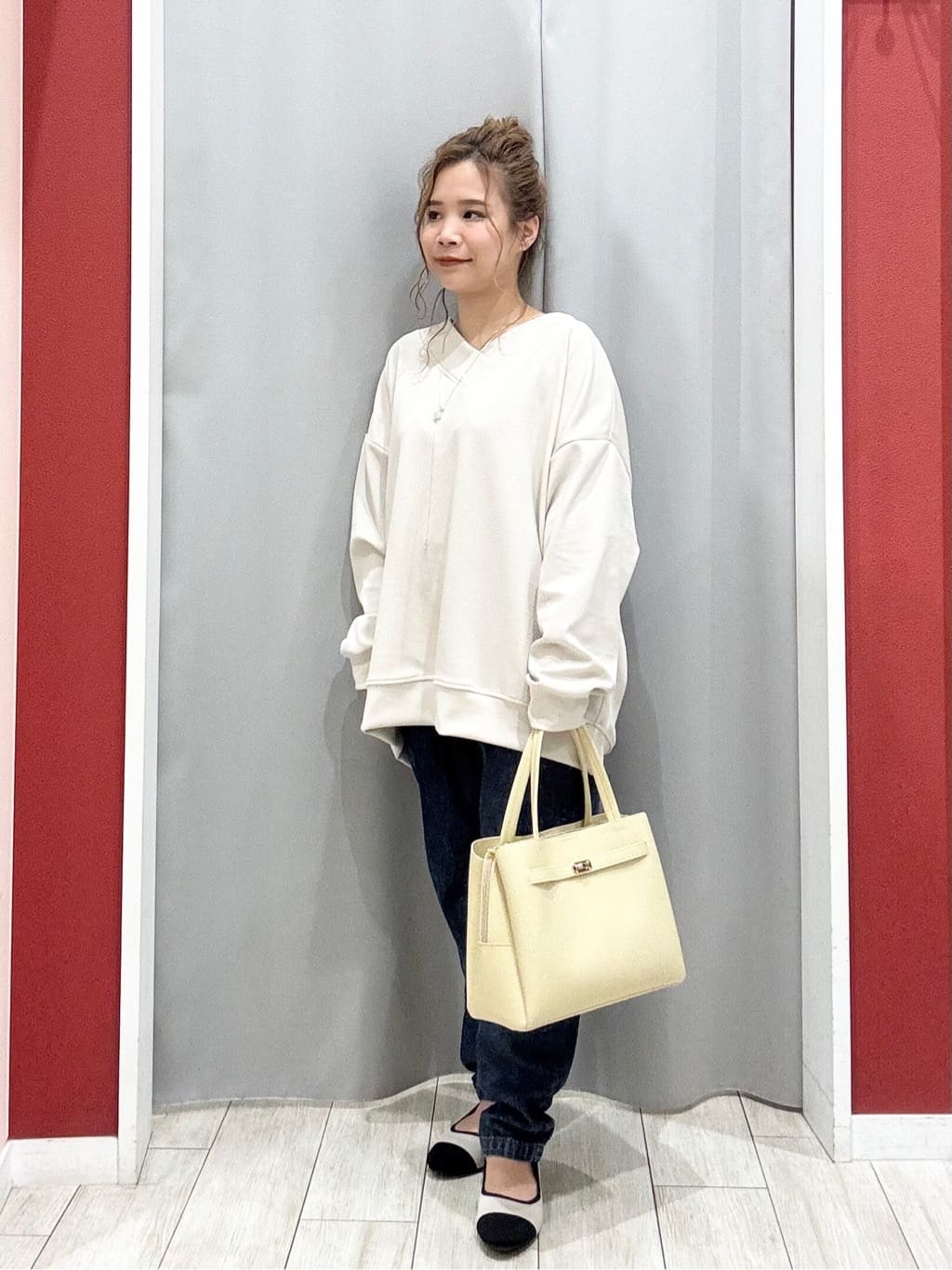 shioさんの「SHOO･LA･RUE｜【洗濯機可】インせずすっきり見え　優しい雰囲気のVネックトップス」を使ったコーディネート
