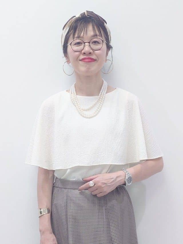 MUTSUKOさんの「UNTITLED｜【洗える/ストレッチ性/フェミニン】ケープデザインブラウス」を使ったコーディネート