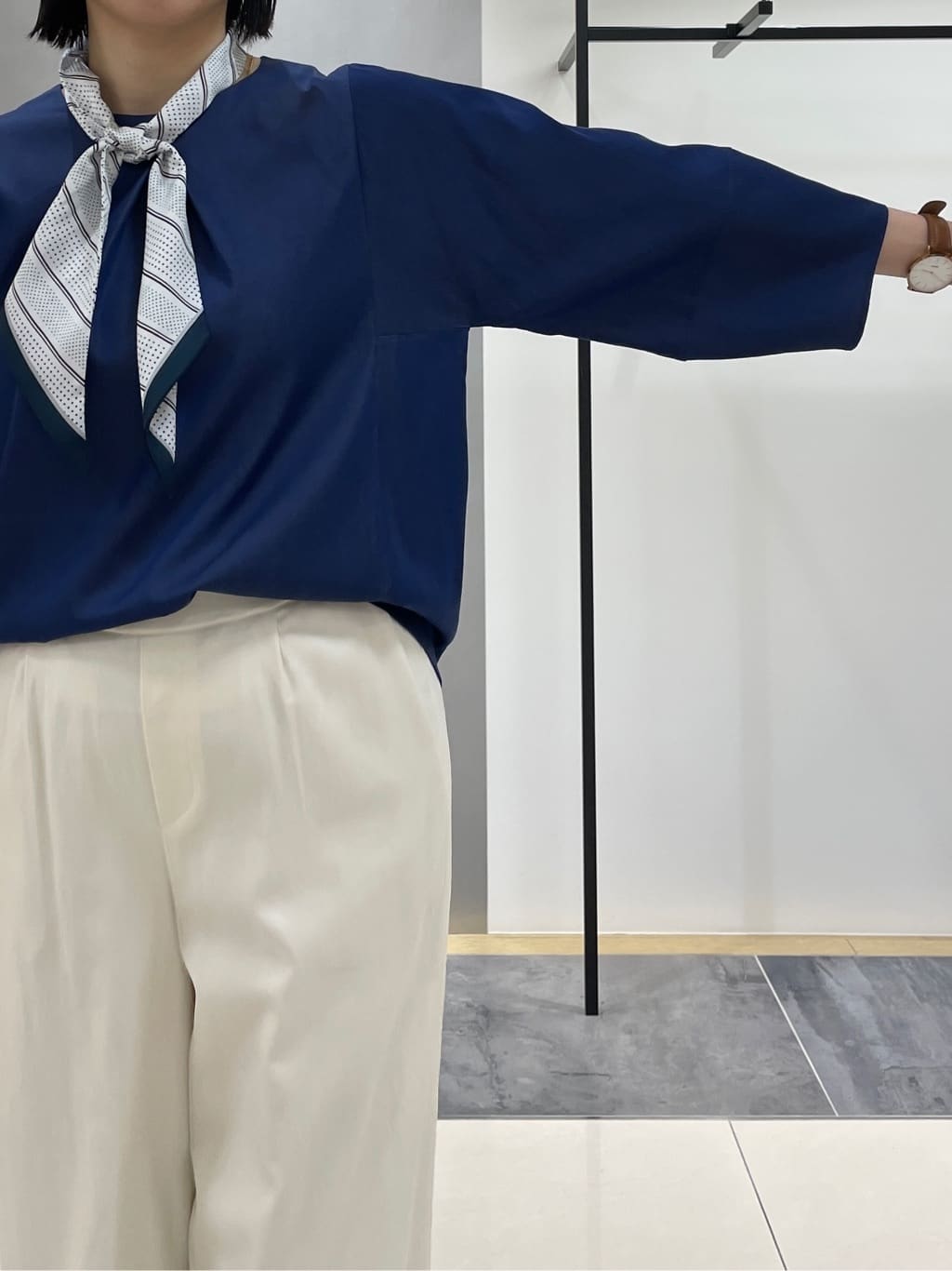 shihoさんの「INDIVI｜【撥水/軽量】ミドル丈 ミニマルトレンチコート」を使ったコーディネート