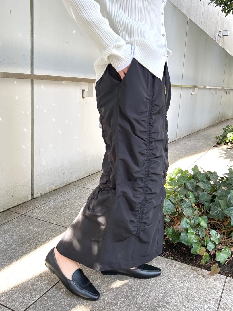 RINAさんの「OPAQUE.CLIP｜シルバー多ボタン ランダムリブニットカーディガン【洗濯機OK】」を使ったコーディネート