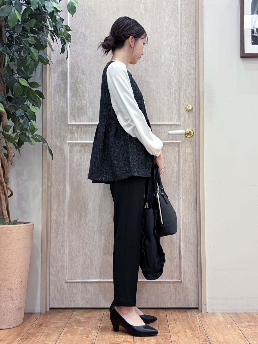 なみさんの「SHOO･LA･RUE｜【洗濯機可/セットアップ可/S-3L】きちんと楽に。カットジョーゼット テーパードパンツ」を使ったコーディネート