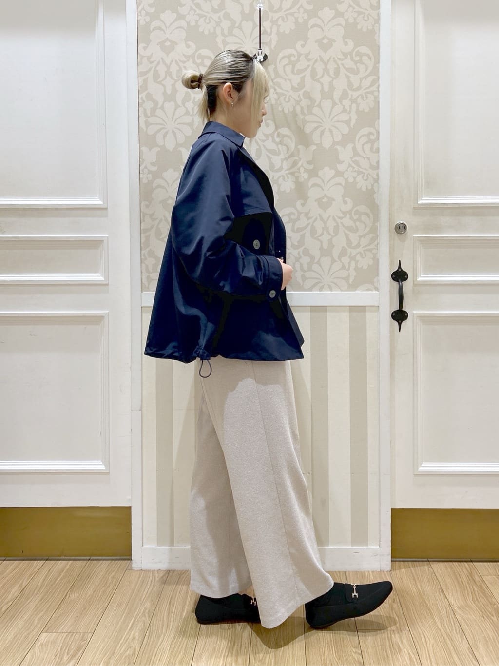望 愛さんの「grove｜【貴島明日香さん着用】【撥水／シルエット2WAY】軽やかミドルトレンチコート」を使ったコーディネート