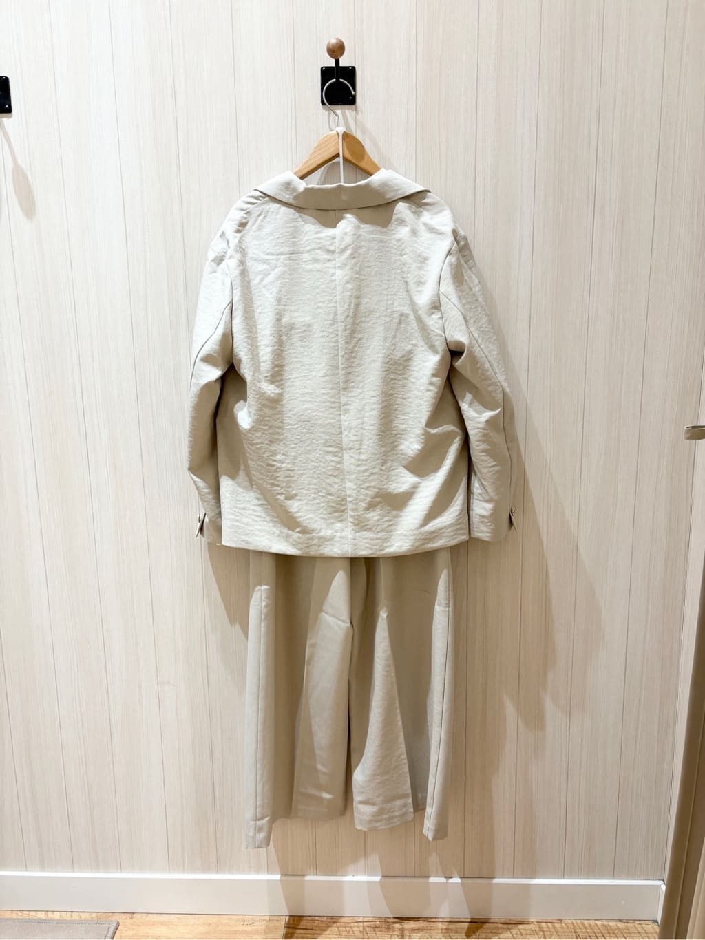 みきさんの「SHOO･LA･RUE｜【S-LL/セットアップ可/イージーケア/UV】オンにもオフにも 軽やかシングルジャケット」を使ったコーディネート