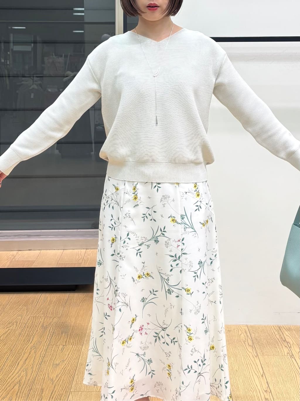 asamiさんの「INDIVI｜【洗える／軽量】きらめきVネックニット」を使ったコーディネート