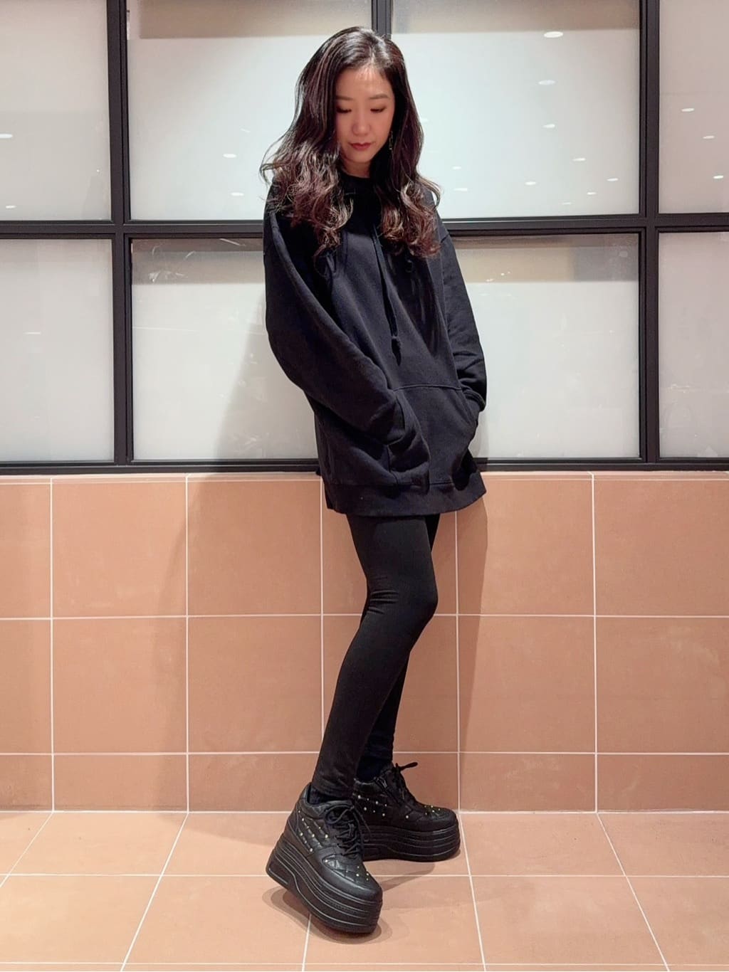 kaoriさんの「ESPERANZA｜【EC先行販売】きゅんフィット厚底フラットキルティングスタッズスニーカー」を使ったコーディネート