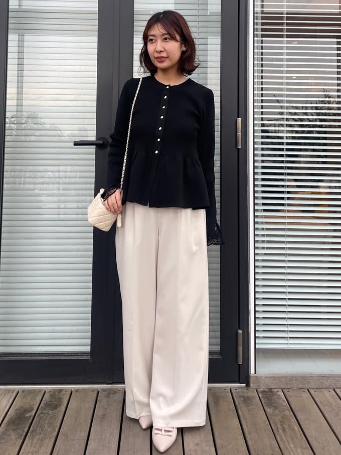 abeさんの「Couture brooch｜【大人かわいい・洗える】ペプラムニットカーディガン」を使ったコーディネート