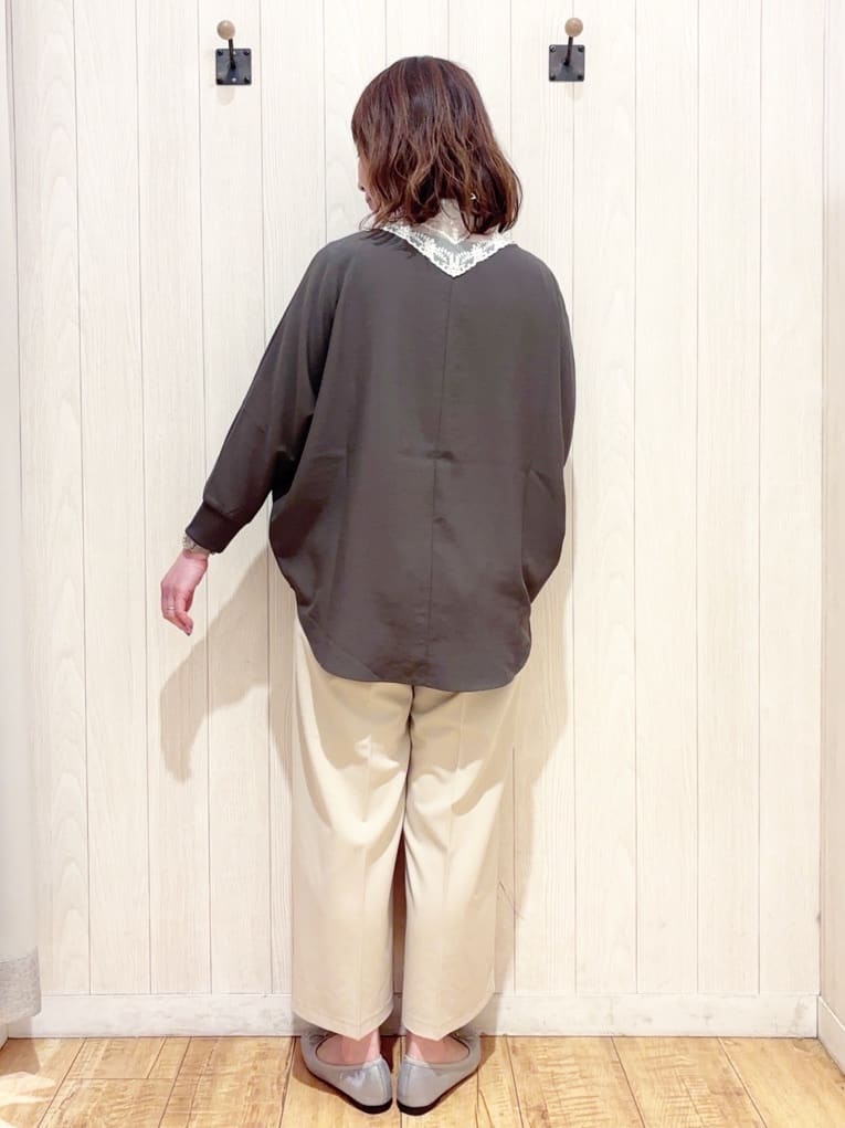 あいこさんの「SHOO･LA･RUE｜【着丈選べる/体型カバー/洗濯機可】さらさらとろん ドルマンブラウス」を使ったコーディネート