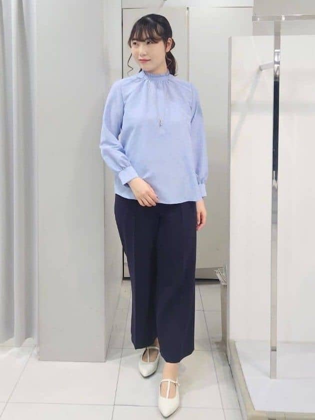 AZUSAさんの「Reflect｜【接触冷感】フリルネックサテンジャカードブラウス」を使ったコーディネート