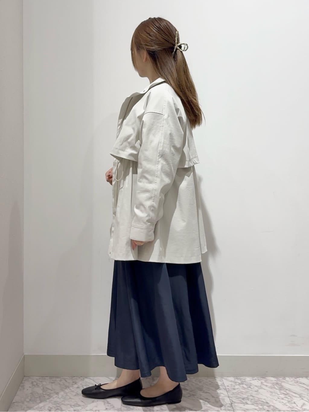 しかっちさんの「grove｜【撥水／シルエット2WAY】羽織るだけでサマになる、スタンドネックテントラインコート」を使ったコーディネート