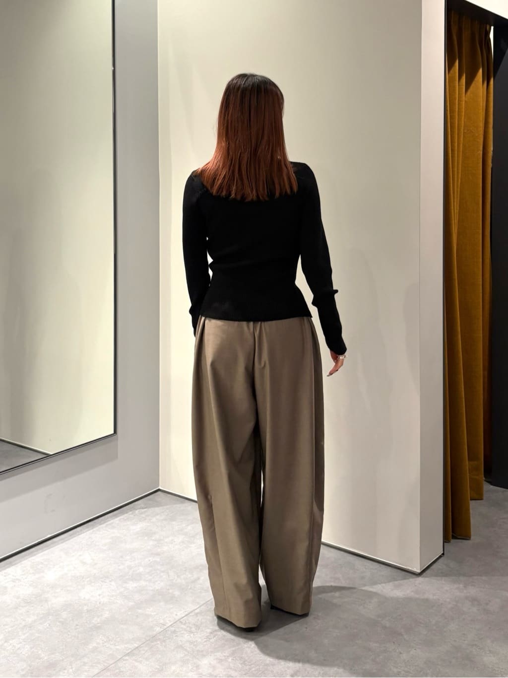 ユアさんの「INDIVI｜オフショルスリットリブニット」を使ったコーディネート