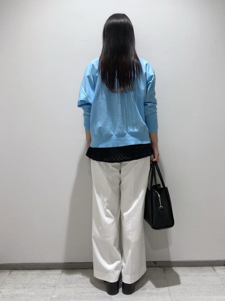 meiさんの「INDIVI｜【洗える／前後2WAY／アンサンブル可能】ドルマンスリーブカーディガン」を使ったコーディネート