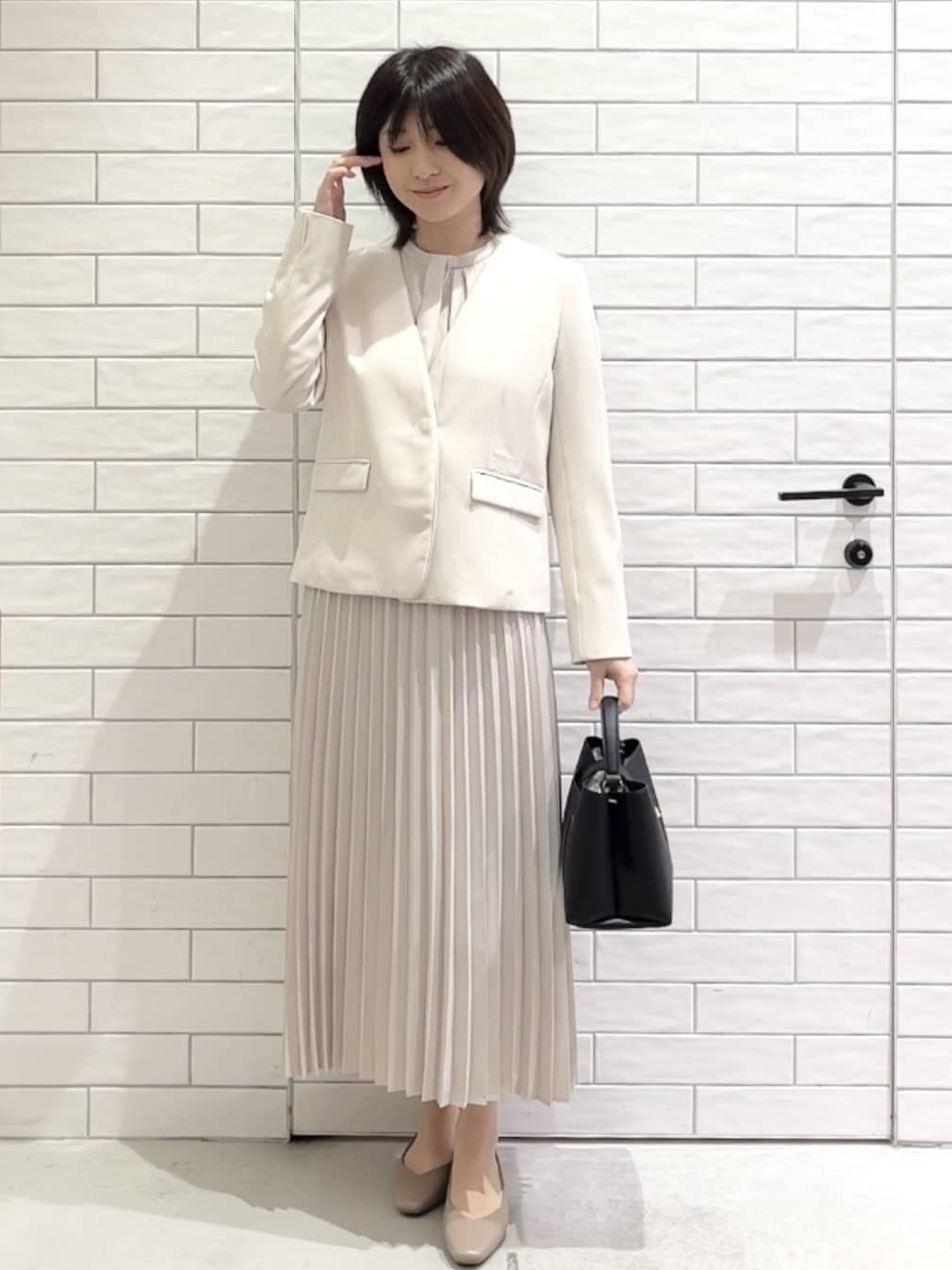 しおりさんの「OPAQUE.CLIP｜《通勤／セットアップ対応》 パイピングVネックジャケット【洗濯機OK】」を使ったコーディネート