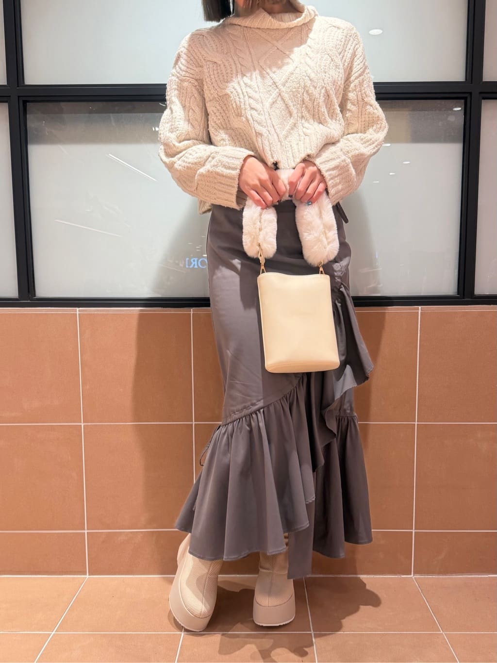 マナミさんの「ESPERANZA｜フェイクファーハンドル3WAYミニショルダーバッグ」を使ったコーディネート