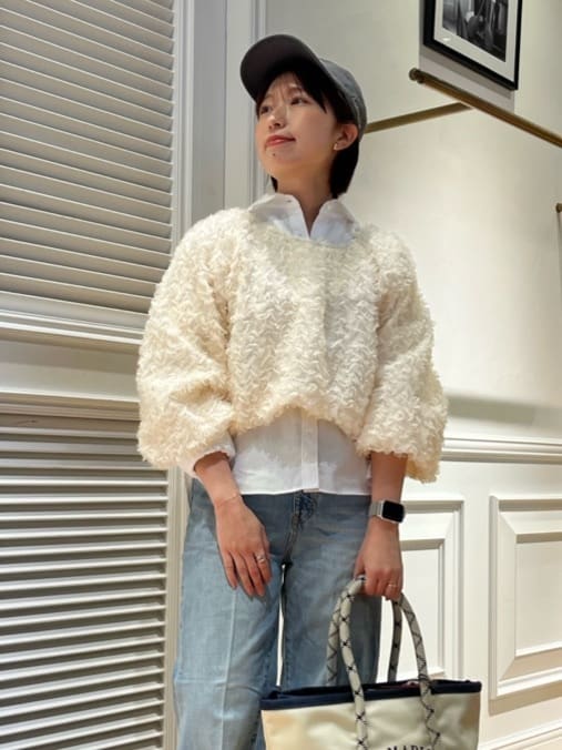 つじ まこさんの「DRESSTERIOR｜provoke（プロヴォーク）【別注】 フワラーモチーフブラウス」を使ったコーディネート