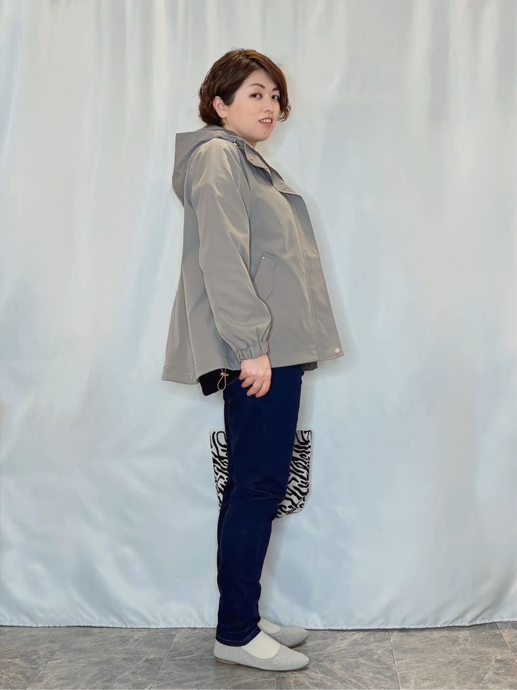たみさんの「SHOO･LA･RUE｜【洗濯機可】インせずすっきり見え　優しい雰囲気のVネックトップス」を使ったコーディネート