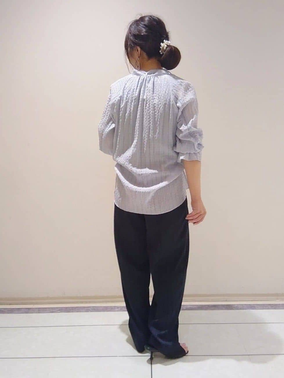 TOMOMIさんの「INDIVI｜【洗える／シャーリング素材】ボリューム袖エアリーブラウス」を使ったコーディネート