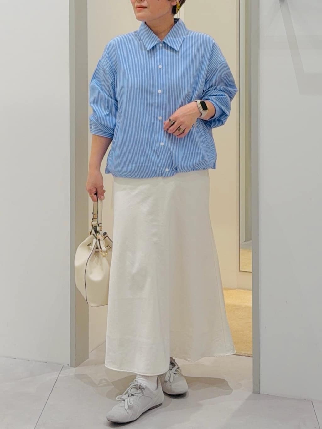 タナさんの「THE SHOP TK｜サテンフレアスカート」を使ったコーディネート