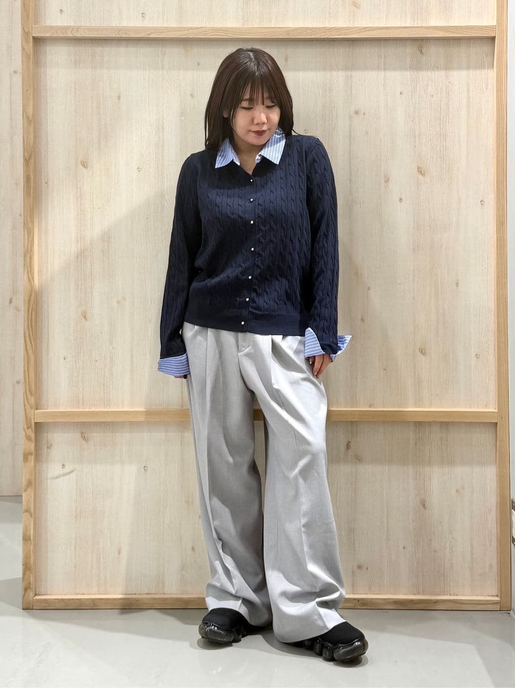 nanaさんの「THE SHOP TK｜【1枚でスタイル決まる】シャツレイヤード風 襟付ケーブルニット」を使ったコーディネート