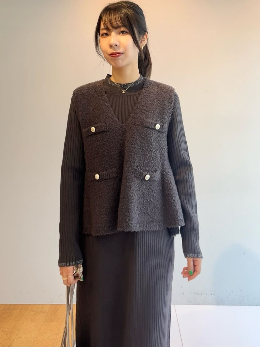 cotaniさんの「grove｜【2点SET/体型カバー】一枚で決まる、ペプラムベスト&times;ニットワンピース」を使ったコーディネート