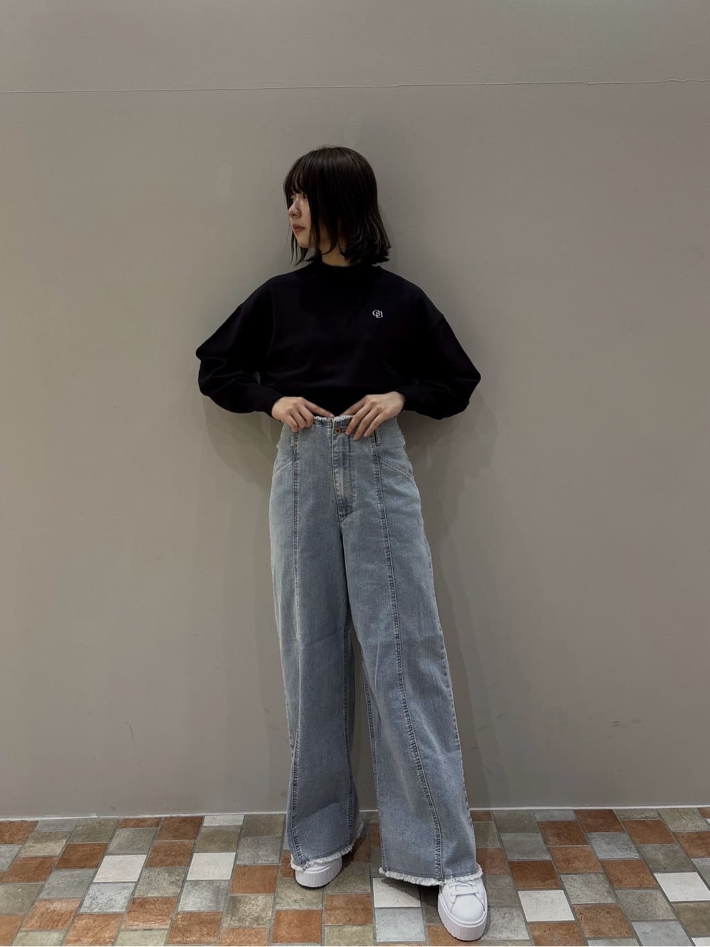 みゆさんの「INDIVI｜ハイウエストカットオフデニム」を使ったコーディネート