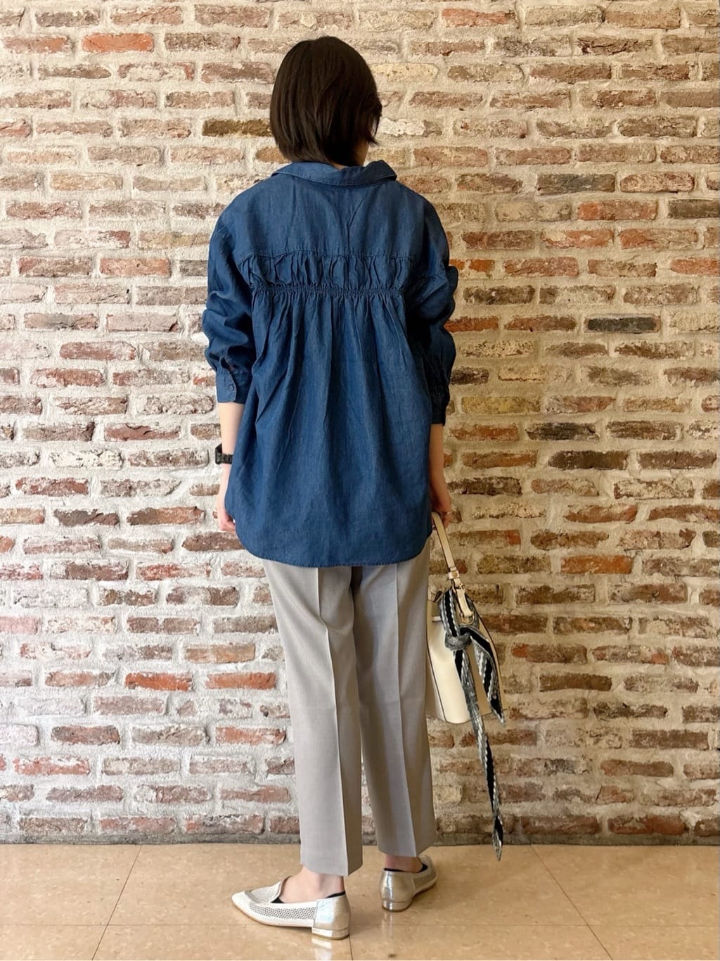 しばさんの「THE SHOP TK｜【後ろ姿もサマになる】バックシャーリングシャツ」を使ったコーディネート