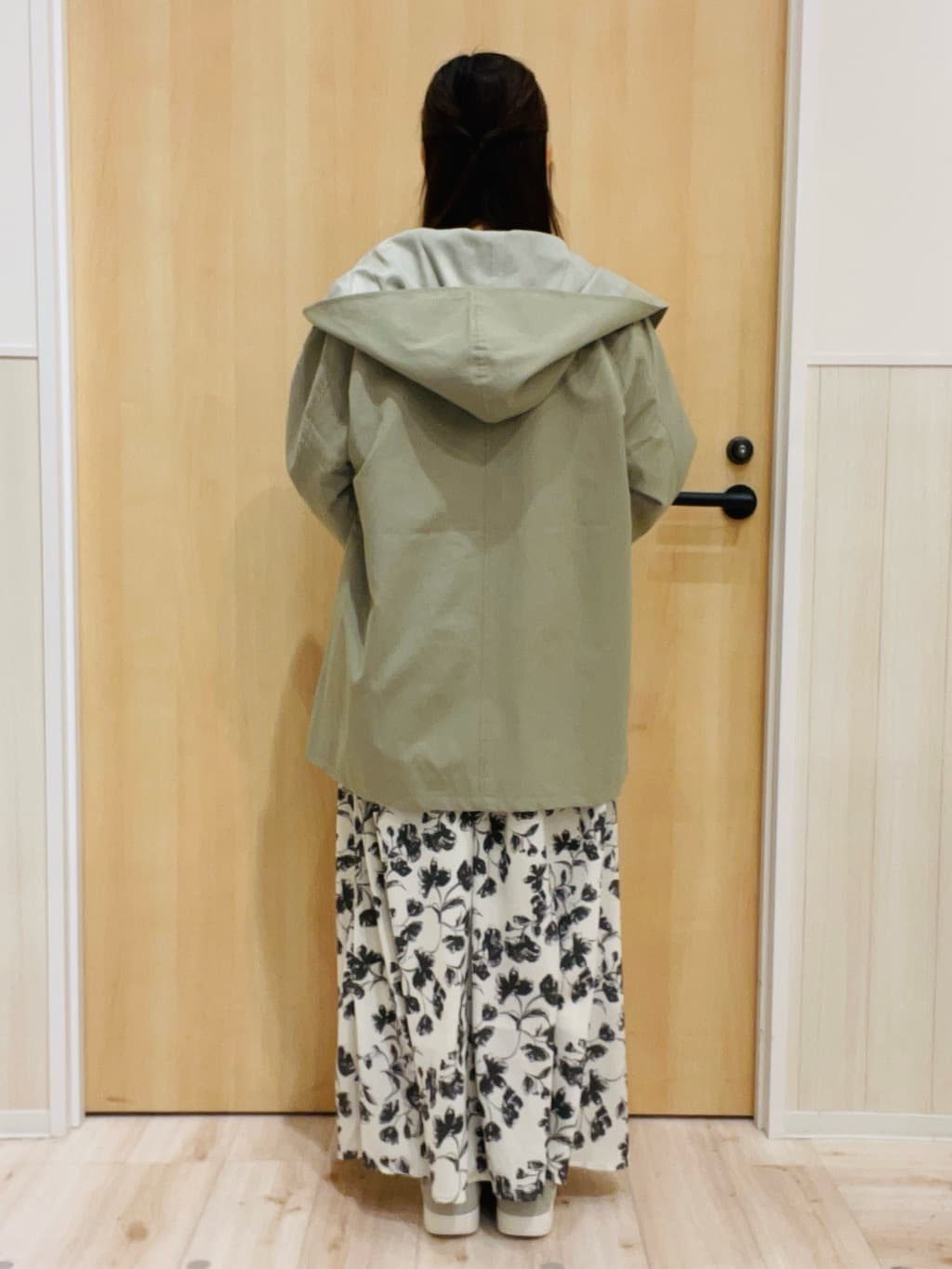 minamiさんの「SHOO･LA･RUE｜【防花粉/洗濯機可/S-LL】ゆったり着られる 大人のテントフーディージャケット」を使ったコーディネート