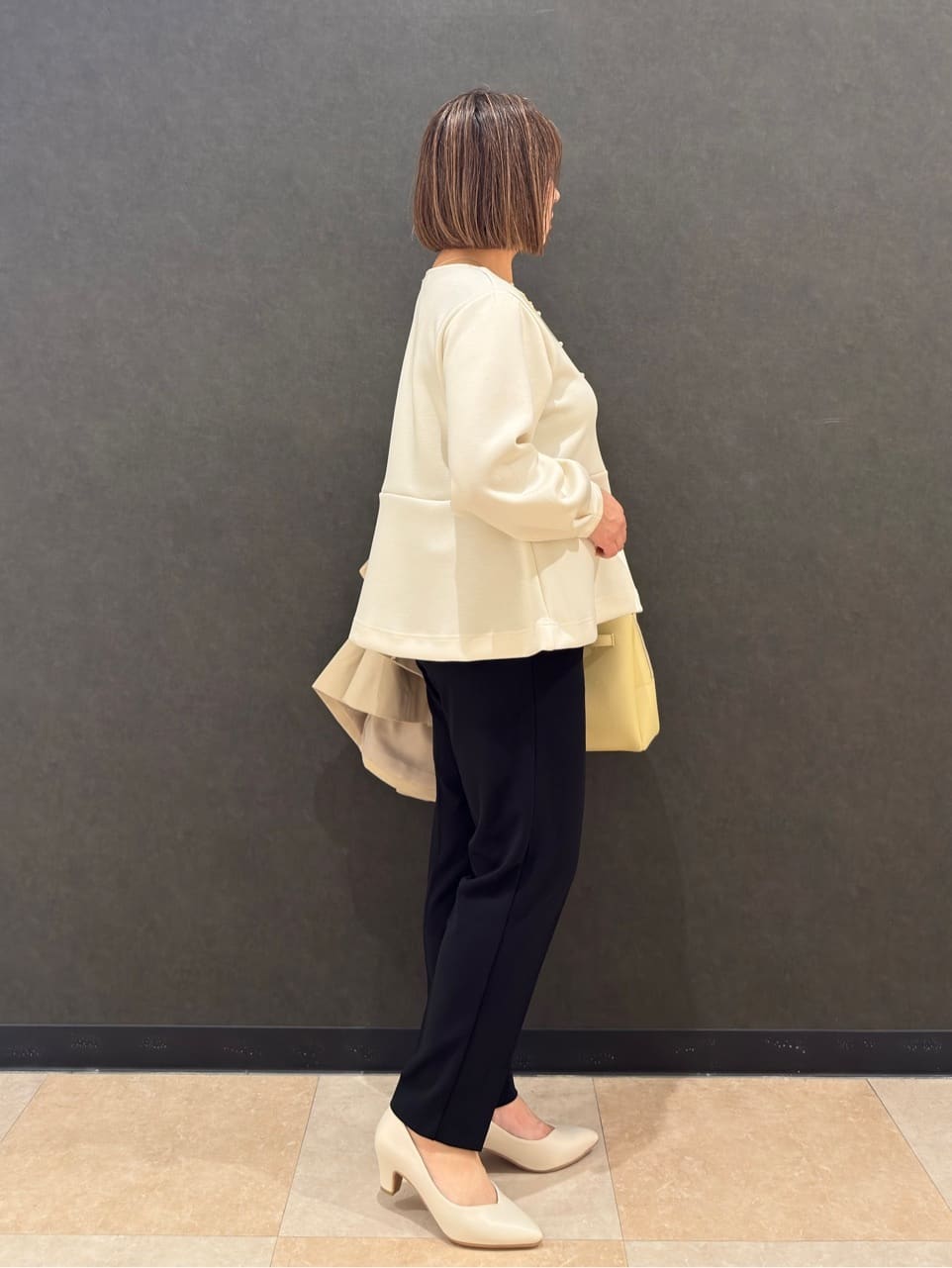 Megさんの「SHOO･LA･RUE｜【セットアップ可/S-LL/なめらかタッチ】上品見え フェイクパール付きペプラムトップス」を使ったコーディネート
