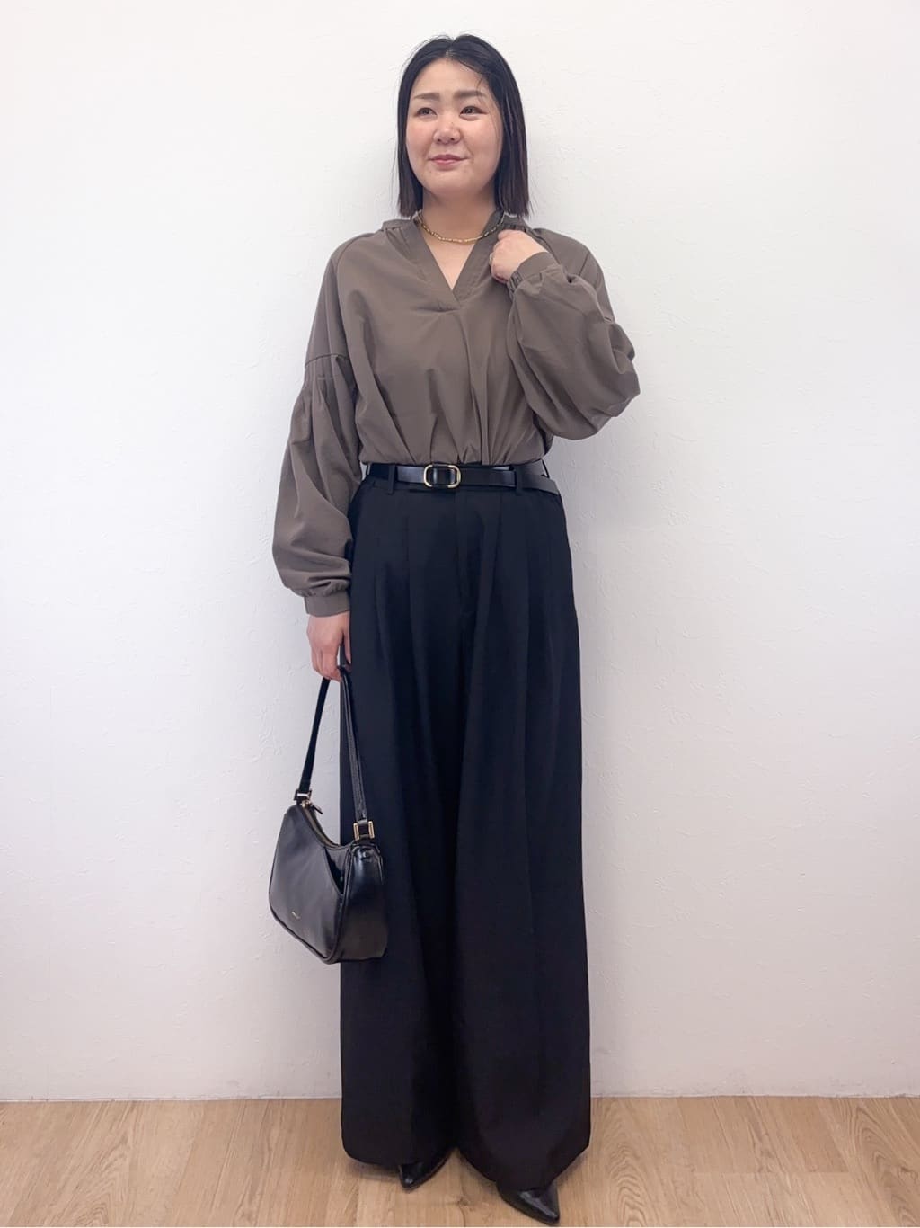 Takeさんの「OPAQUE.CLIP｜スキッパーボリュームスリーブブラウス【洗濯機OK】」を使ったコーディネート