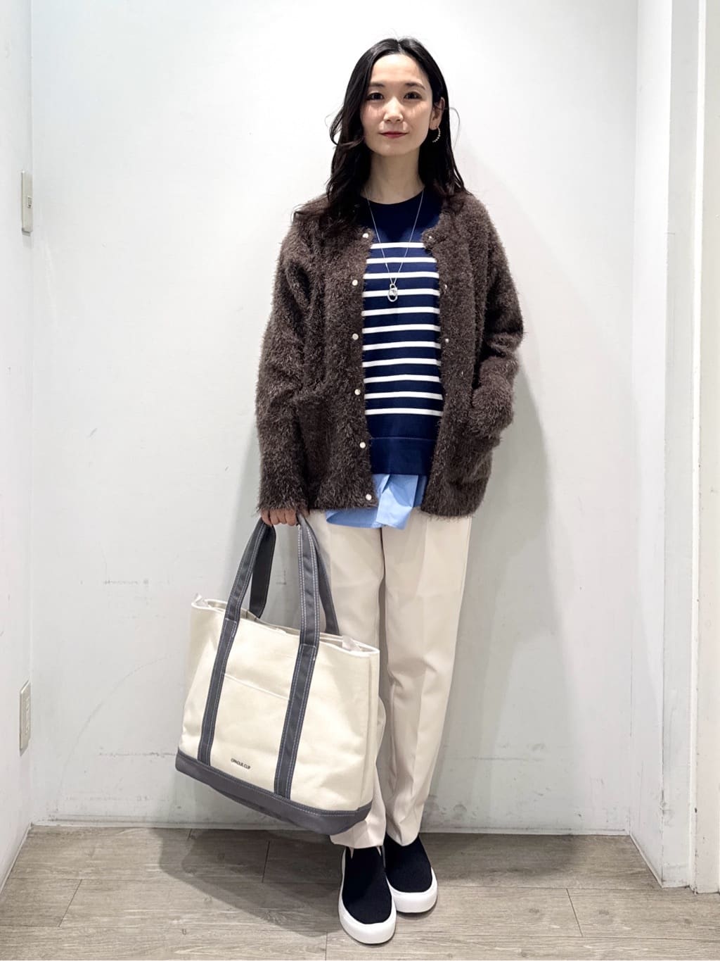 yuicciさんの「OPAQUE.CLIP｜金ボタン使いリラクシーニット【洗濯機OK】」を使ったコーディネート