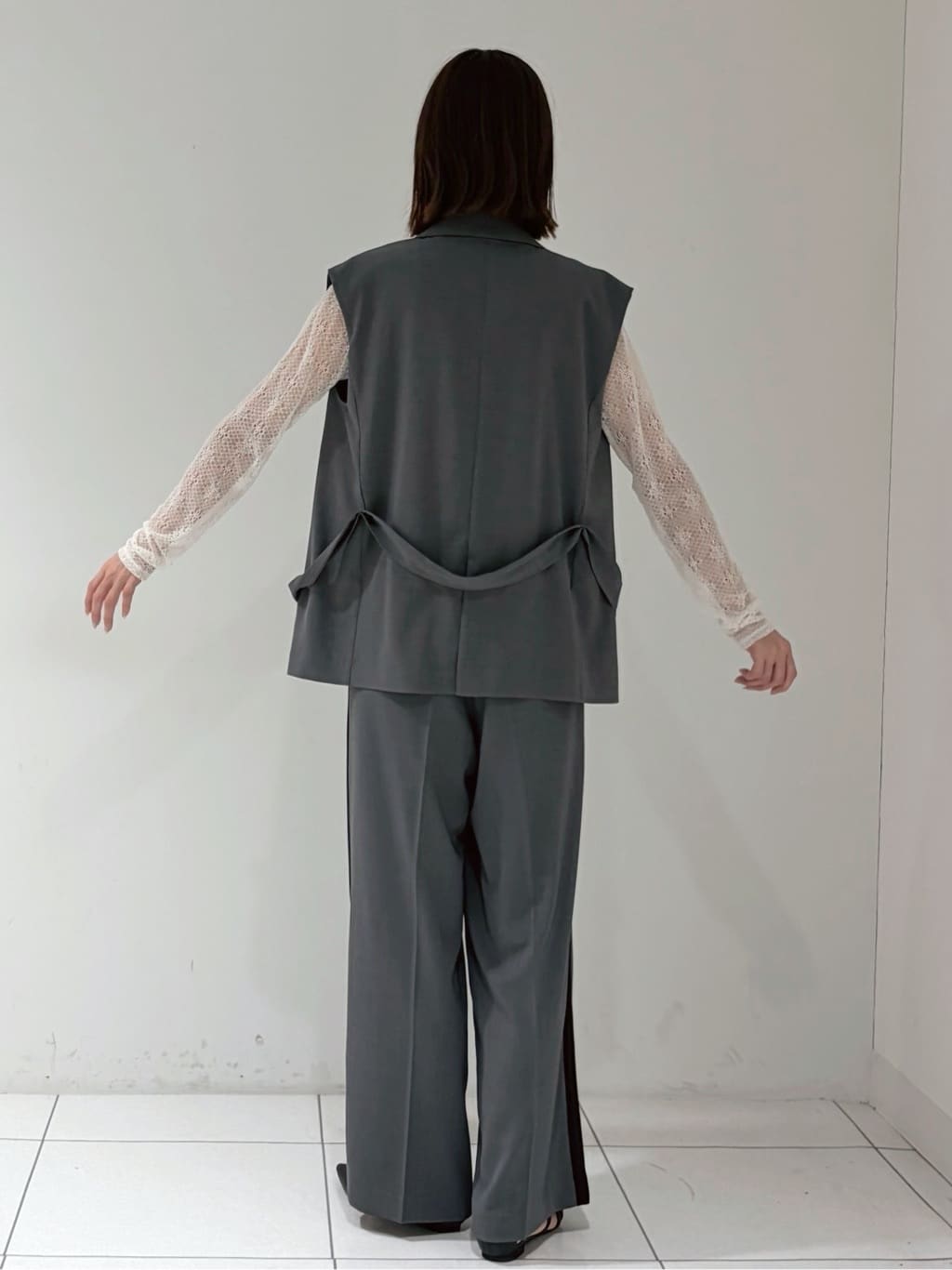 shioriさんの「INDIVI｜Comfy SET UP｜ベルテッドジレ【セットアップ対応／通勤／カセット服／接触冷感／UVカット】」を使ったコーディネート