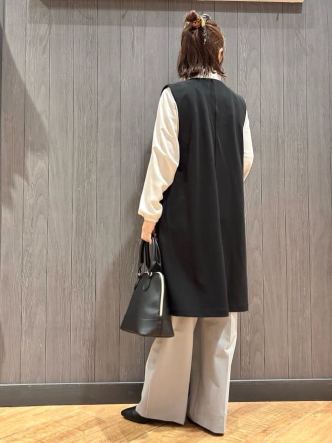 meiさんの「SHOO･LA･RUE｜【洗濯機可/セットアップ可/S-3L】きちんと楽に。カットジョーゼット ロングジレ」を使ったコーディネート