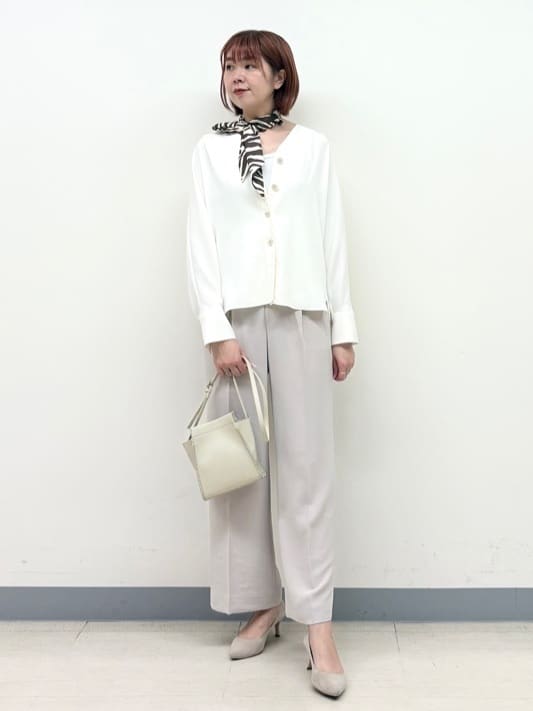 まいこさんの「INDIVI｜【洗える／UVケア／マットサテン】Vネックドルマンスリーブブラウス」を使ったコーディネート