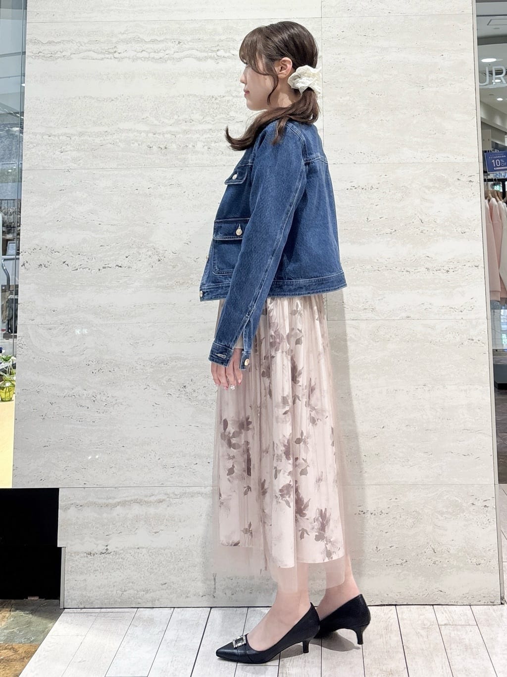 かほさんの「OPAQUE.CLIP｜【マツコの知らない世界で紹介】ビジューデザインポインテッドパンプス《抗菌防臭》」を使ったコーディネート
