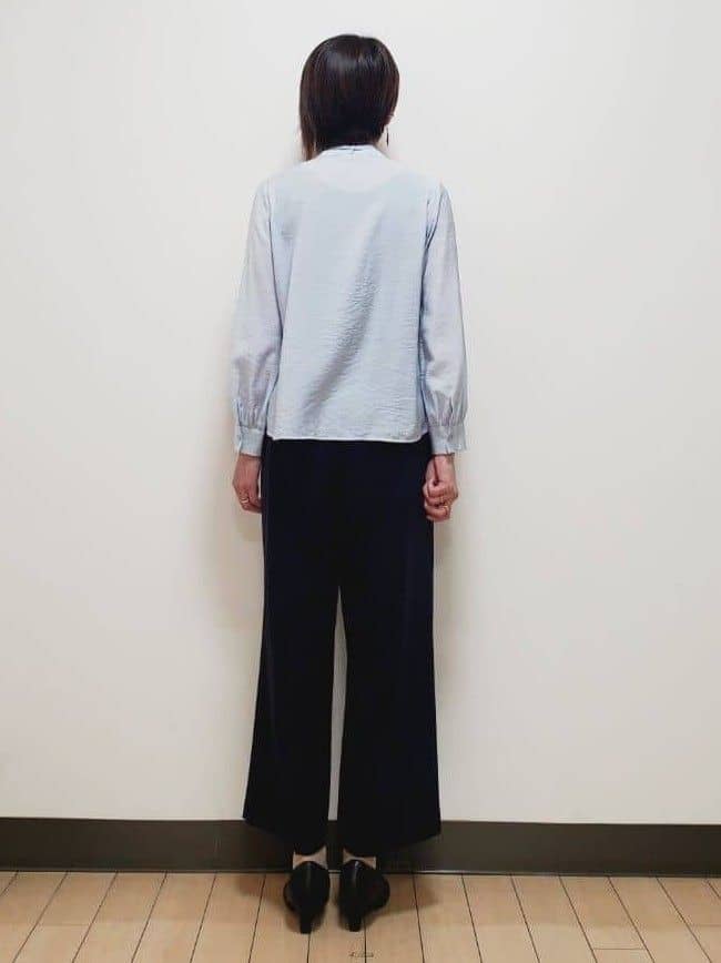 yuuさんの「Reflect｜【通勤／ボウタイ取り外し可】ボウタイ付きバンドカラーブラウス」を使ったコーディネート