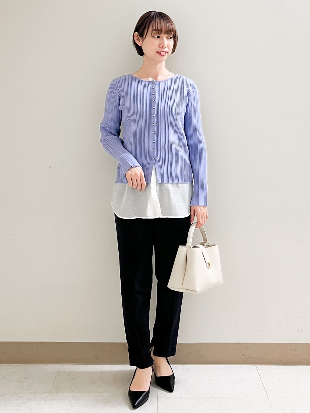 あかねさんの「OPAQUE.CLIP｜シルバー多ボタン ランダムリブニットカーディガン【洗濯機OK】」を使ったコーディネート