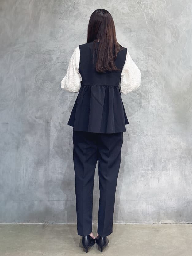 misaさんの「THE SHOP TK｜【通勤・きちんと見えに】ダブルクロス ペプラムジレ/セットアップ可」を使ったコーディネート