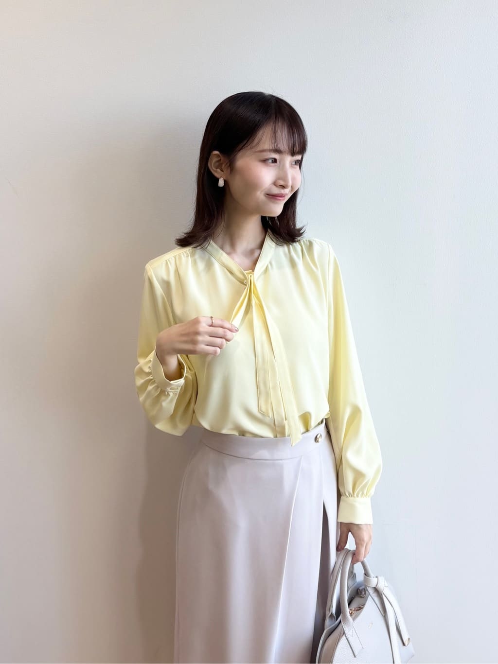 みさかさんの「index｜フェイクパールピンボウタイブラウス【洗濯機OK／イージーアイロン／ストレッチ】《XS-LL》」を使ったコーディネート