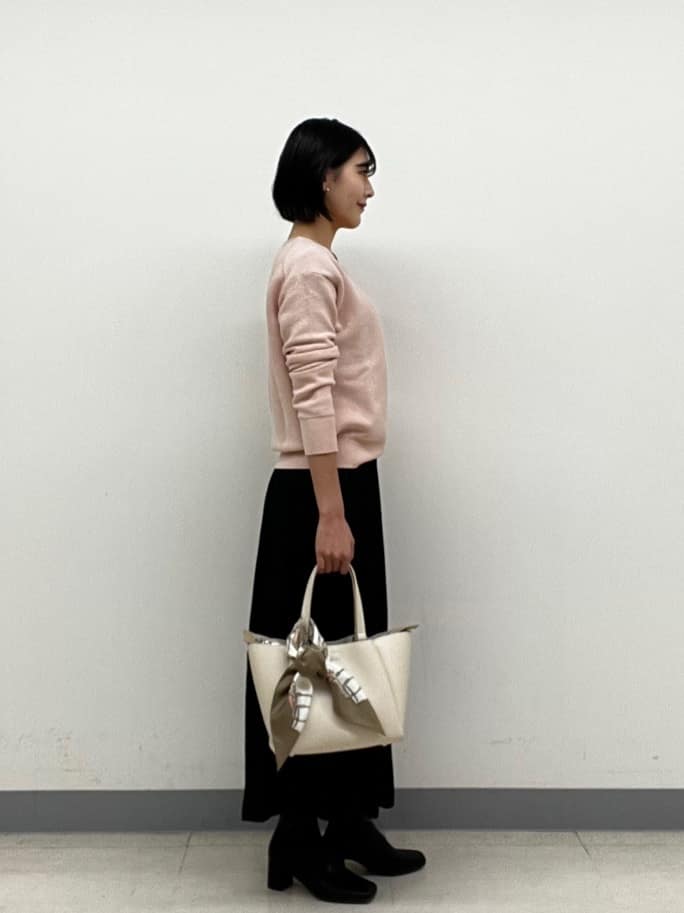 hinanoさんの「INDIVI｜【洗える／軽量】きらめきVネックニット」を使ったコーディネート
