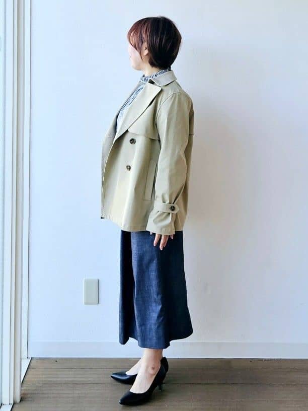 やじまさんの「UNTITLED｜【定番人気/はっ水/洗える】タスランショートトレンチコート」を使ったコーディネート